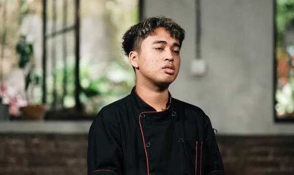 Alam Kitchen 2 Pria asal Tulungagung, Alam memulai kariernya di bidang kuliner sejak belia dan kini mampu meraup omzet Rp100 juta per bulan melalui bisnis restoran. (Foto: YouTube PecahTelur)