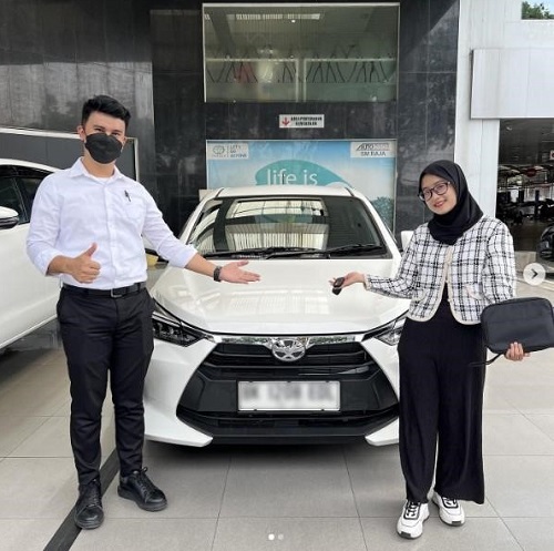 Shopee Adinda dengan hadiah mobil Toyota Agya Potret Adinda dengan hadiah mobil Toyota Agya (Foto: dok Instagram @hellowudin)