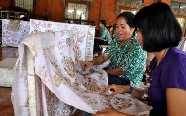 Daerah Penghasil Batik Di Bali 1 Daerah penghasil batik di Bali adalah Desa Batubulan, Kecamatan Sukawati, Kabupaten Gianyar. (Foto: IG @purbabaliholiday)