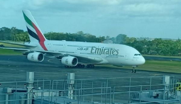 Pesawat Airbus A380 mendarat perdana di Bandara Internasional Ngurah rai, Denpasar, Bali. (Foto: Antara)