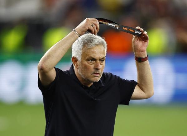 Jose Mourinho kecewa AS Roma hanya jadi runner up Liga Europa 2022/2023. Mourinho bahkan memberikan medali perak Liga Europa diberikan ke penonton. (foto: REUTERS)