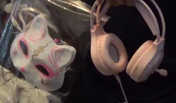 Topeng dan Headset 3 Selebgram Cantik saat Jadi Streamer Judi Online (Foto: iNews/Indira Arri) Topeng dan Headset 3 Selebgram Cantik saat Jadi Streamer Judi Online (Foto: iNews/Indira Arri)