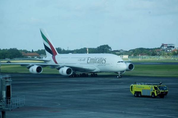 Pesawat Airbus A380 Emirates medarat mulus di Bandara Ngurah Rai, Bali. Pesawat Airbus A380 Emirates medarat mulus di Bandara Ngurah Rai, Bali.
