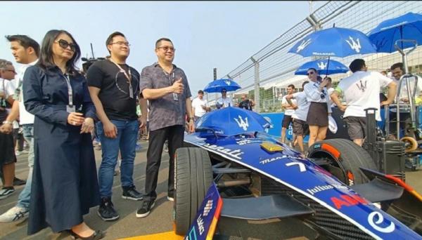 HT FORMULA E Executive Chairman MNC Group Hary Tanoesoedibjo bersama keluarga foto di samping mobil Maximilian Gunther dari Maserati Msg racing. (Foto MPI).