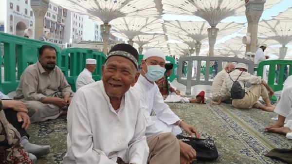 CALHAJ VIRAL MAJALENGKA Abah Juhani, calhaj asal Blok Batujaya, Desa Baribis, Kecamatan Cigasong, Majalengka, yang viral. (FOTO: ISTIMEWA)