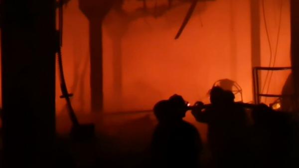 Kebakaran Banjarnegara Jateng Petugas damkar memadamkan api di pasar tradisional Purworejo Klampok, Banjarnegara, Jawa Tengah. (Elis Novit/MNC Portal)