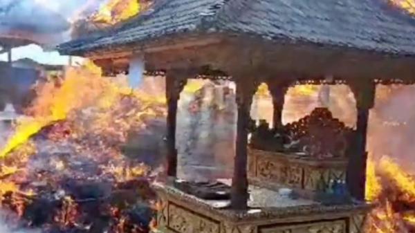 Kebakaran pura Gianyar Kebakaran terjadi di Kabupaten Gianyar, Bali. Akibatnya, 17 bangunan suci pura di wilayah itu ludes dilalap api. (Ketut Catur Kusumaningrat/MNC Portal)