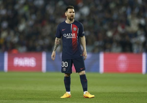 Lionel Messi melakoni laga perpisahan dengan Paris Saint-Germain (PSG), Minggu (4/6/2023) dini hari tadi. Sayang, Messi dkk keok di kandang melawan Clermont 2-3. (foto: REUTERS)