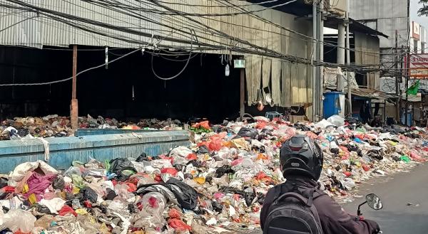 Sampah Cipondoh 2 Jalan KH Ahmad Dahlan dipenuhi sampah, Selasa (6/6) (Foto: Irfan Maulana)