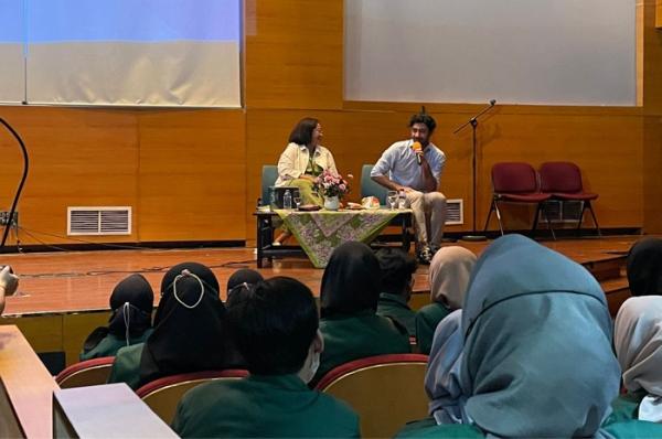 Reza Rahardian Isi Kuliah di UNJ Reza Rahardian Isi Kuliah di UNJ (Foto: Puti Aini Yasmin)