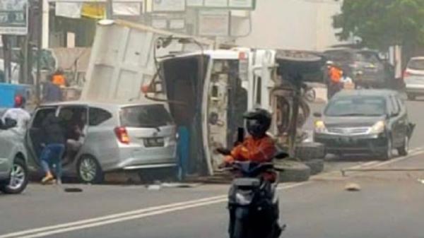 Truk pasir kecelakaan di Semarang Kecelakaan terjadi di Jalan Prof. Hamka, Ngaliyan, Kota Semarang, Jawa Tengah, Rabu (7/6/2023). (Foto: Eka Setiawan).