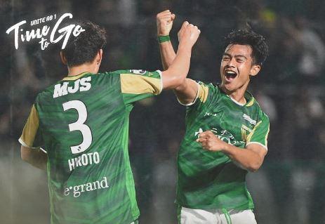Pratama Arhan Bintang Indonesia yang membela Tokyo Verdy, Pratama Arhan (kanan) turut andil saat timnya menang 2-1 atas Thespakusatsu Gunma pada putaran kedua Emperors Cup 2023 di Ajinomoto Field, Rabu (7/6/2023) sore WIB. (Foto: Instagram/@tokyo_verdy)