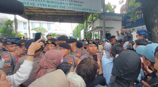 Warga protes layanan PN Jaktim tutup Warga protes layanan PN Jaktim tutup karena ada sidang Haris Azhar dan Fatia dengan saksi Menko Luhut Binsar (Foto: Widya Michella)
