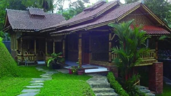 JUBLEG NANGKUB1 Rumah adat Jawa Barat, berarsitektur Jubleg Nangkub. (FOTO: ISTIMEWA)