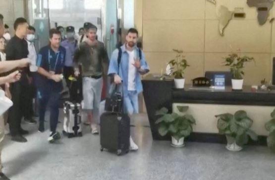 Kapten Timnas Argentina, Lionel Messi menyapa penggemarnya saat tiba di Bandara Internasional Beijing, China, Sabtu (10/6/2023). (Foto: REUTERS)