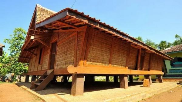 TAGONG ANJING1 Rumah adat Jawa Barat dengan arsitektur Tagog Anjing. (FOTO: ISTIMEWA)