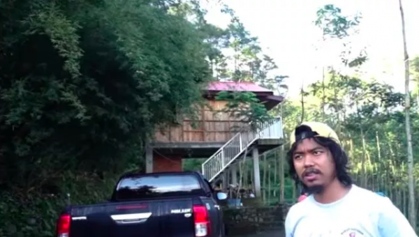 Artis punya rumah di tengah hutan. (foto: YouTube)