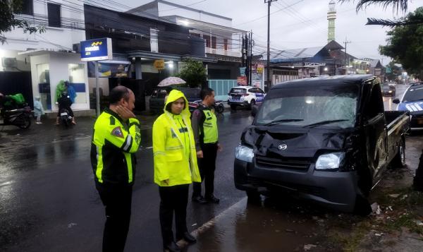 Laka Maut Pakis Malang Penampakan mobil Daihatsu Gran Max yang menabrak tiga pemotor dan menewaskan 4 orang. (Avirista Midaada).