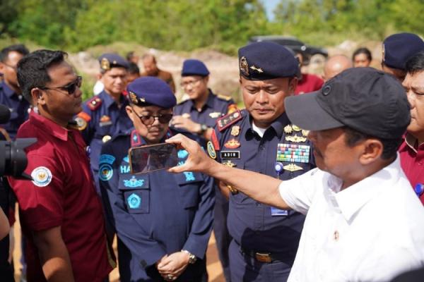 Menteri Trenggono video conference Menteri Kelautan dan Perikanan Sakti Wahyu Trenggono memerintahkan langsung penghentian pengerukan muara sungai Tulang Bawang melalui video conference. (Foto: dok KKP)