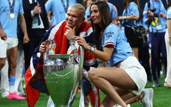 Striker Man City, Erling Haaland berfoto dengan fans Man United. Aksinya yang kocak menjadi sorotan. (Foto: Twitter/@tv2sport)