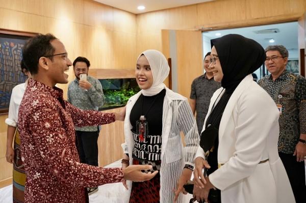 Putri AGT dan sang Ibu saat bertemu Nadiem Putri AGT dan sang Ibu saat bertemu Nadiem (Dok. Kemendikbudristek)
