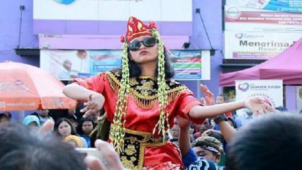 Tari Sintren Seorang gadis sedang menari sintren sebagai salah satu tarian dari Jawa Barat. (Foto: Fathnur Rohman/Okezone)