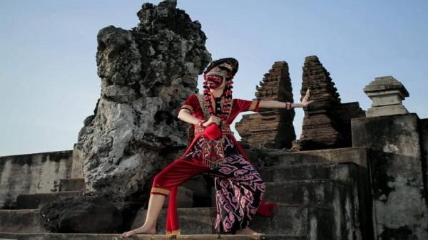 Tari Topeng Tari topeng merupakan tarian dari Jawa Barat (Foto: disbudpar.cirebonkota.go.id)