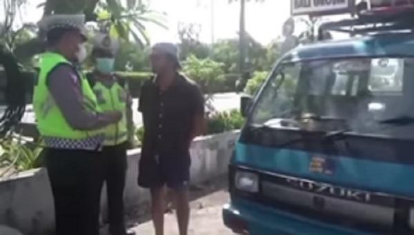 Bule Viral Bawa Angkot Polisi meminta Jared Brendan Mell menepikan angkot yang dikemudikan. (Foto : Indira Arri)