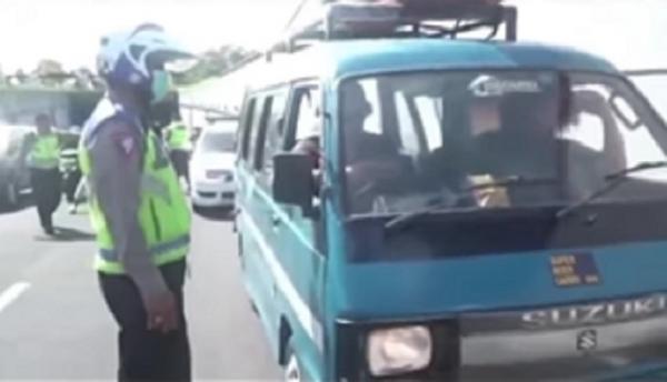 Bule Viral Nyetir Angkot Bule Amerika, Jared Brendan Mell dicegat polisi karena menyetir angkot di jalanan. (Foto: Instagram @denpasar.viral)