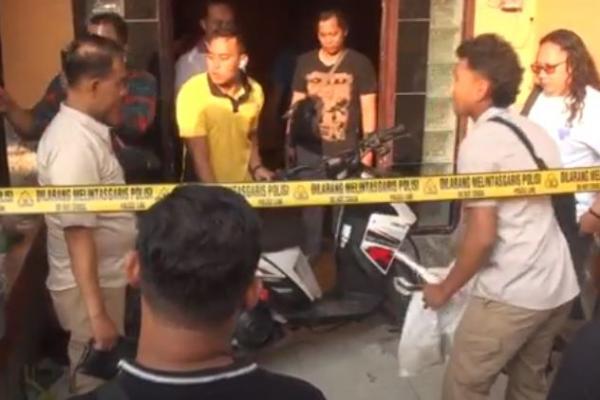 Polisi mengamankan barang bukti sepeda motor milik siswi SMP yang dibunuh mantan pacar teman sekelasnya. Motif pembunuhan karena sakit hati. (Foto: iNews/Sholahudin)