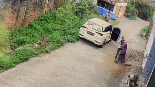 Penculikan-2 Aksi penculikan yang dilakukan seorang pria kepada perempuan di Padang, Sumbar. Perbuatan pelaku terekam kamera CCTV (Instagram)