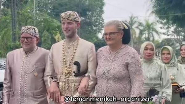 BULE TASIKMALAYA MENIKAH2 Orang tua Evert Anne Gerjan Nijmeijer, pria bule asal Belanda mengenakan pakaian adat Sunda saat prosesi pernikahan. (FOTO: ISTIMEWA/@Temanmenikah_organizer)
