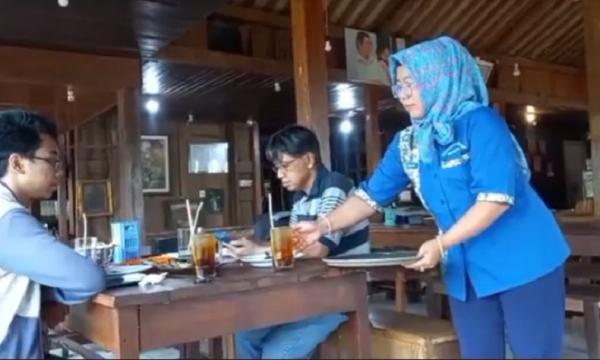 pelayan restoran naik haji Aktivitas Idawati saat bekerja sebagai pelayan restoran. (Sholahudin).