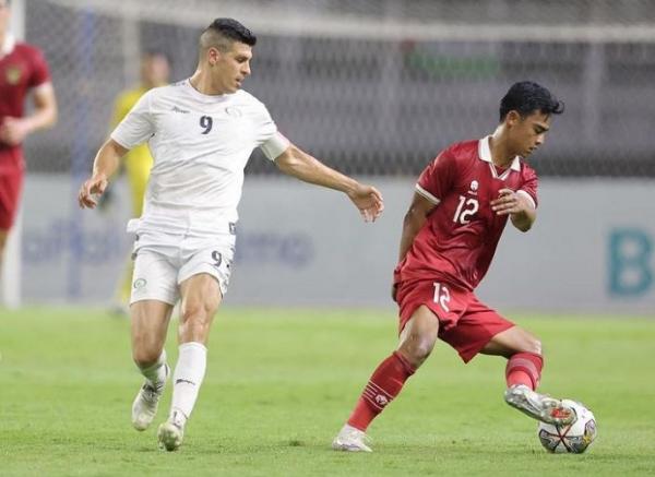 Bek kiri Timnas Indonesia, Pratama Arhan (12) dikawal ketat pemain Palestina, Tamer Seyam pada laga FIFA Matchday di Stadio Gelora Bung Tomo, Surabaya, Rabu (14/6/2023). (Foto: Instagram/@pssi)