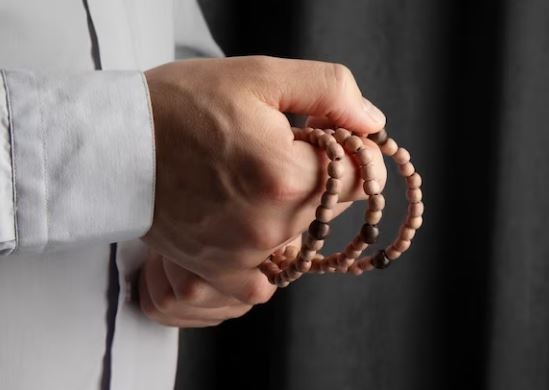 Sholawat Adrikni: Latin, Arab, dan Terjemahan