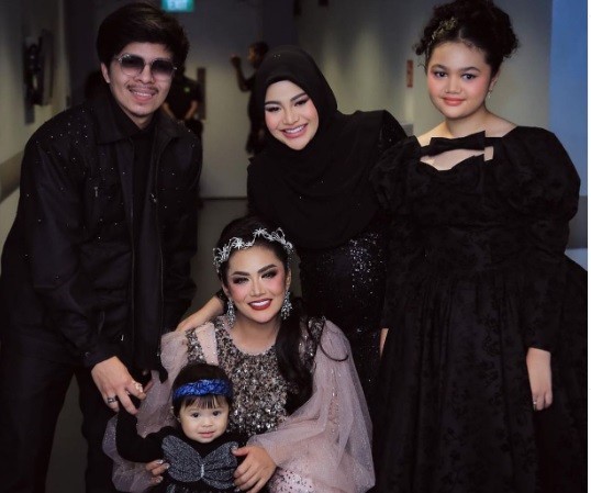 Aurel Amora Adik Kakak Artis Beda Ayah Kandung. (foto: Instagram)