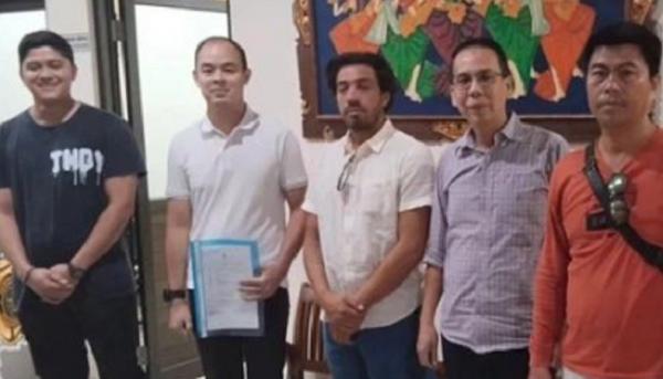 Bule Sopir Angkot Bali Jared Brendan Mell (35) diserahkan ke Imigrasi Denpasar pada Rabu (14/6/2023). (Foto: ist)