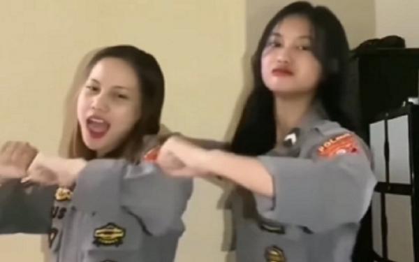 Tangkapan layar video dua perempuan berjoget memakai seragam dinas Polri yang viral di media sosial.