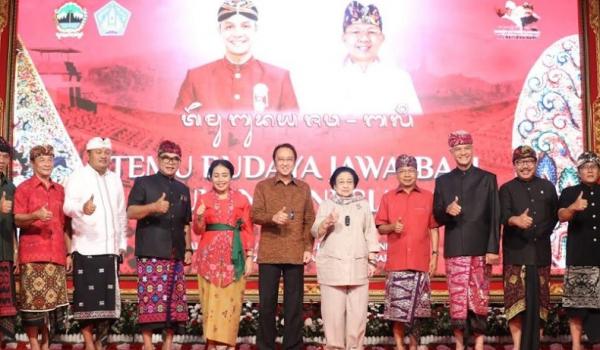 Ganjar Temu Budaya Jawa Bali 2 Ganjar Pranowo bersama Presiden ke-5 RI Megawati Soekarnoputri saat membuka Temu Budaya Jawa-Bali di Plaza Hotel Sanur, Bali, Jumat (16/6/2023). (Foto: ist)