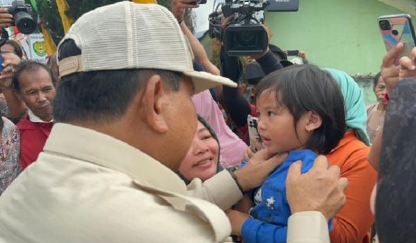 Prabowo Lembang Menteri Pertahanan Prabowo Subianto spontan menggendong dan mencium anak-anak saat mengunjungi Koramil 0912/Lembang, Bandung, Kamis, (16/6/2023). (Foto: Ist)