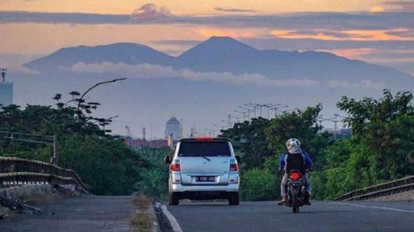 Gunung Gede Gunung Gede Pangrango, tampak dari dari Jakarta Utara. (Foto/Tangkapan Layar/IG @jakartaterkiniI