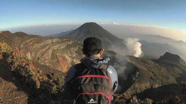 Gunung Pangrango Gunung Pangrango dilihat dari bibir kawah Gunung Gede. (Foto: IG @gununggedepangrango)