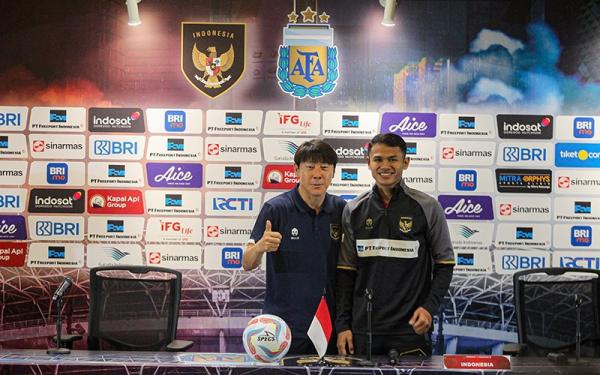 Pelatih Timnas Indonesia Shin Tae-yong (STY) ingin anak asuhnya beri perlawanan ke Timnas Argentina di FIFA Matchday Juni 2023. Untuk itu, Shin ingin anak asuhnya tampil maksimal. (foto: Andri/MPI)