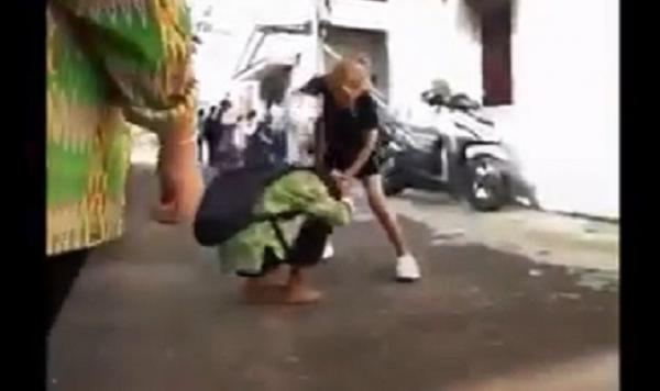 Abg Aniaya Teman Pontianak Tangkapan layar video viral aksi perundungan anak di Pontianak. (Foto: Barlian Pasore)