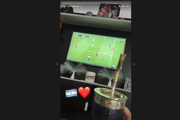 Angel Di Maria asyik minum teh herbal khas Amerika Latin saat menonton Indonesia vs Argentina. (Foto: Instagram/@angeldimariajm)