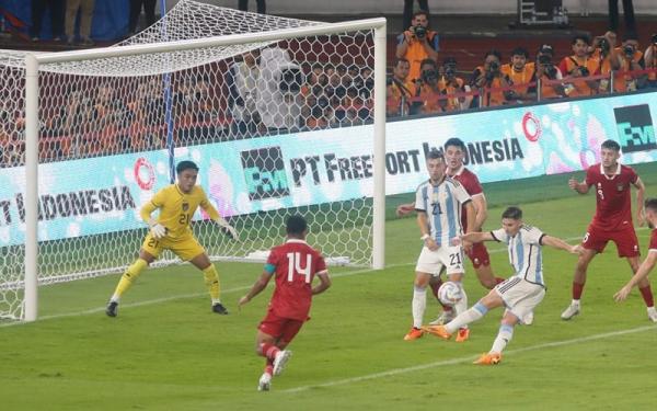 Kiper Argentina, Emi Martinez jatuh bangun menyelamatkan gawangnya saat melawan Indonesia. (Foto: Twitter)
