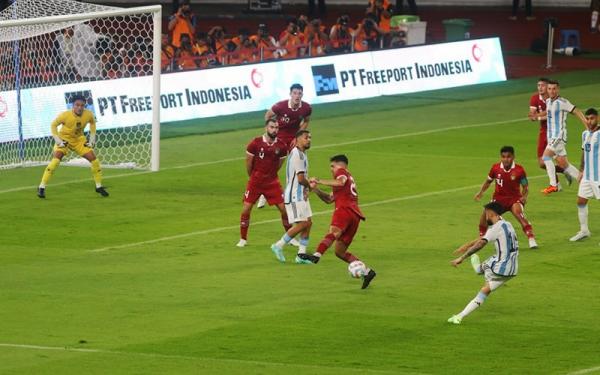 Argentina Gempur Indonesia 2 Kiper Argentina, Emi Martinez jatuh bangun menyelamatkan gawangnya saat melawan Indonesia. (Foto: Twitter)