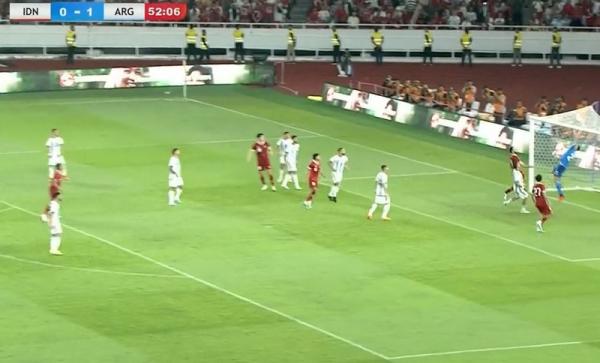 Indonesia vs Argentina Arhan Martinez Kiper Argentina, Emi Martinez jatuh bangun menyelamatkan gawangnya saat melawan Indonesia. (Foto: Twitter)