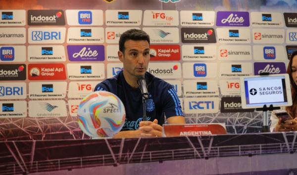 Lionel Scaloni Pelatih Argentina Lionel Scaloni minta suporter Indonesia bisa menikmati laga meski Lionel Messi absen (Foto: Twitter/@Argentina)