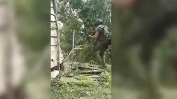 Satgas gerebek markas KKB Satgas Ops Damai Cartenz menggerebek tempat persembunyian Kelompok Kriminal Bersenjata (KKB) di Kampung Ambaidiru, Distrik Kosiwo, Kepulauan Yapen, Papua. (Foto: Istimewa).